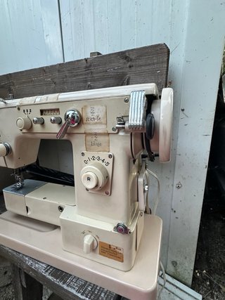 Máquina de coser vintage beige
