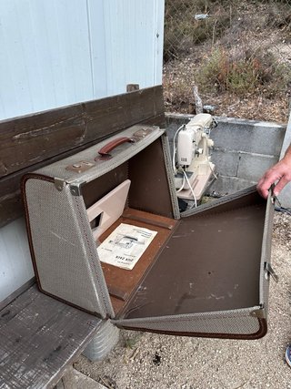 Máquina de coser vintage beige
