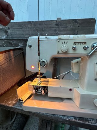 Máquina de coser vintage beige