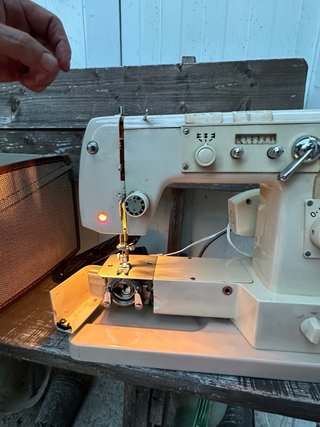 Máquina de coser vintage beige