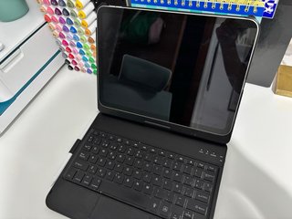iPad 10ª Gen Plata + Funda Teclado y lápiz