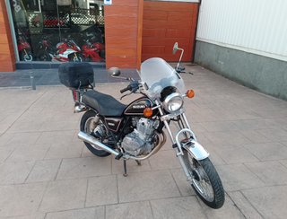 Suzuki GN250 Negra y Cromada
