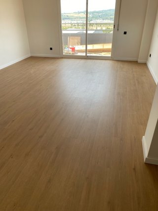 Montaje de suelo spc y laminados