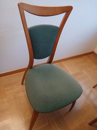 Sillas de madera y tela verdes