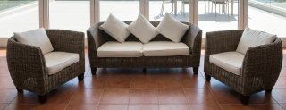 Sofá y sillones de mimbre marrón