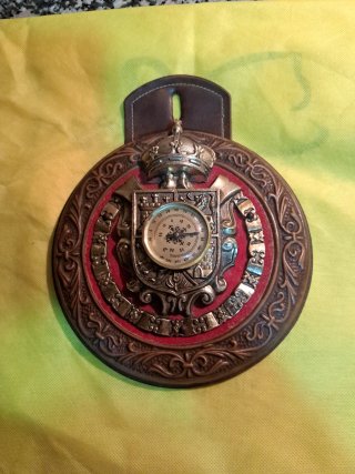 Adorno de pared con escudo y termómetro