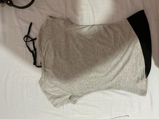 Camiseta gris con estampado de coche vintage