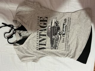 Camiseta gris con estampado de coche vintage