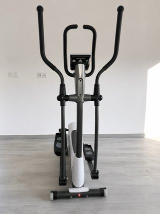 Bicicleta elíptica gris y blanca