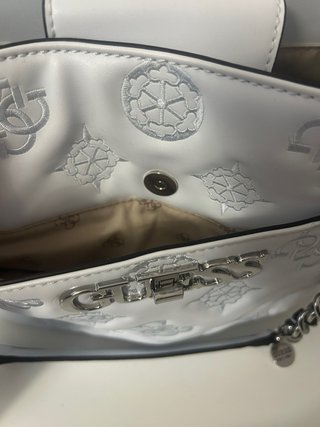 Bolso Guess Blanco Estampado Cadenas
