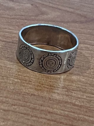 Anillo de plata con diseño tribal