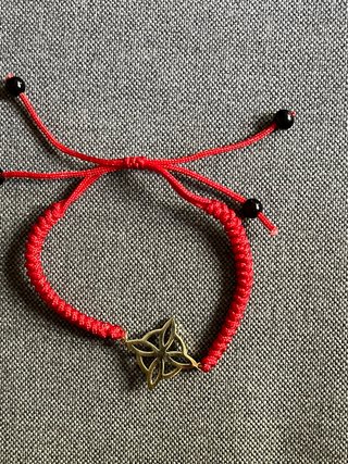 Pulsera Roja Nudo Celta Acero Dorado .