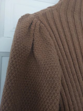 Jersey SHEIN marrón cuello alto mangas abullonadas
