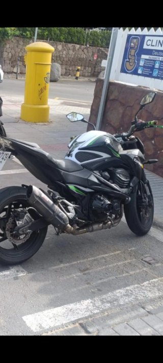 Kawasaki Z800 Negra, Verde y Blanca