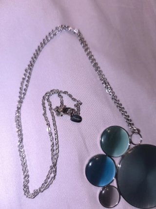 Colgante con cristales azules y grises