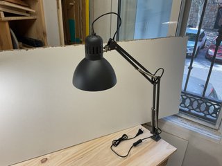 Lámpara de escritorio flexo negra