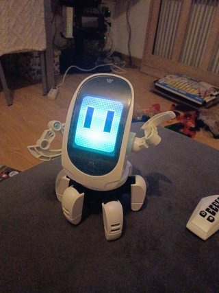 Robot bailarín con mando