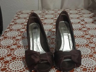 Tacones marrones con lazo