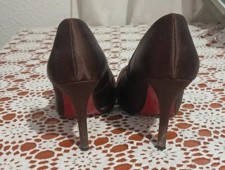 Tacones marrones con lazo