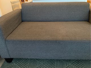 Sofá gris de tela
