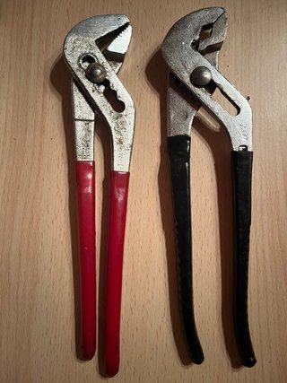 Dos alicates de fontanero