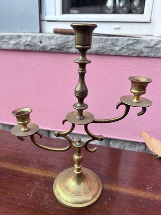 Candelabro de metal dourado para 3 velas