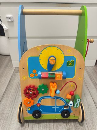 Correpasillos de madera para bebé con actividades