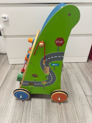Correpasillos de madera para bebé con actividades