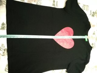 Camiseta Benetton Negra Corazón Rojo