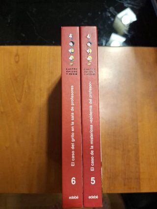 Dos libros de la serie Cuatro Amigos y Medio