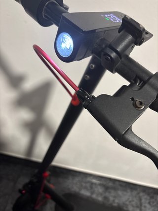 Patinete eléctrico Zweel fox con funda y casco luz