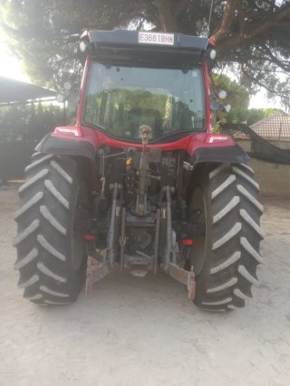 Tractor Valtra con pala