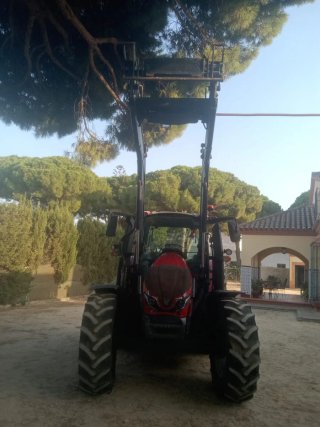 Tractor Valtra con pala