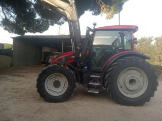 Tractor Valtra con pala