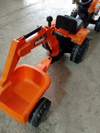 Tractor infantil a pedales naranja