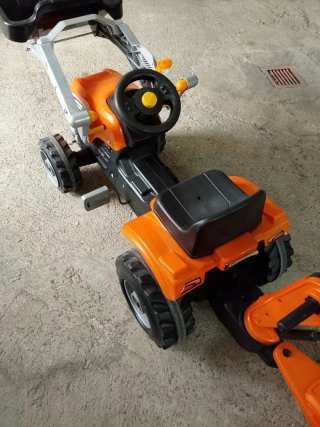 Tractor infantil a pedales naranja