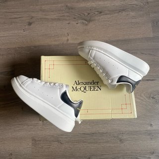 Alexander McQueen Oversized Blancas y Negras