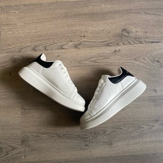Alexander McQueen Oversized Blancas y Negras