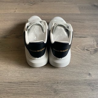 Alexander McQueen Oversized Blancas y Negras