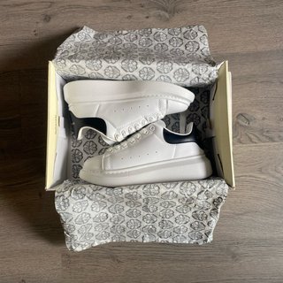 Alexander McQueen Oversized Blancas y Negras