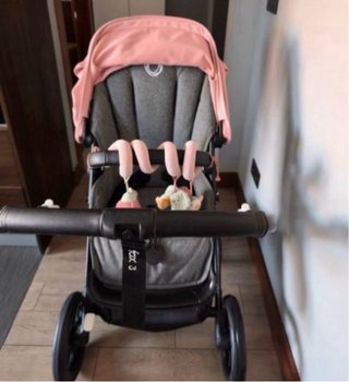 Carro de bebé gris y rosa