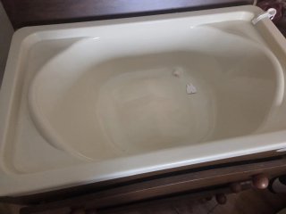 Mueble cambiador con bañera para bebé