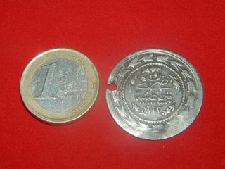 Dinar de plata Arabe a identificar 2,8 gramos.