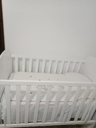 Cuna de bebé blanca con osito y luna con colchón