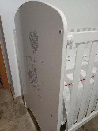 Cuna de bebé blanca con osito y luna con colchón
