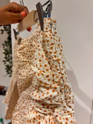 Falda corta estampada, con short interior