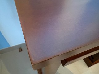 Escritorio de madera con cajón y estantes
