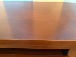 Escritorio de madera con cajón y estantes