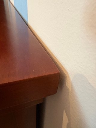 Escritorio de madera con cajón y estantes