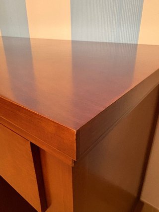 Escritorio de madera con cajón y estantes